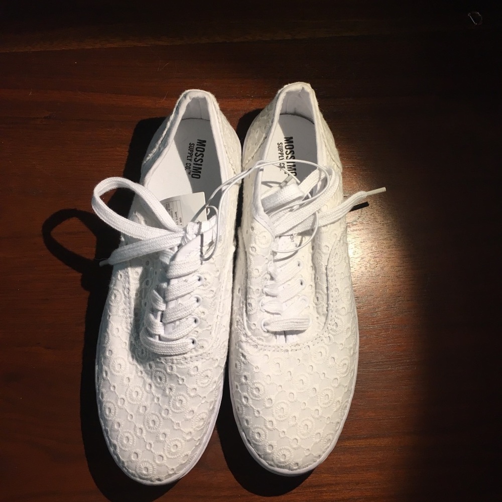 NWT Mossimo white eyelet tennis shoes